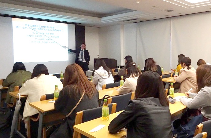 東京本社にて東京家政学院大学の学生に講演